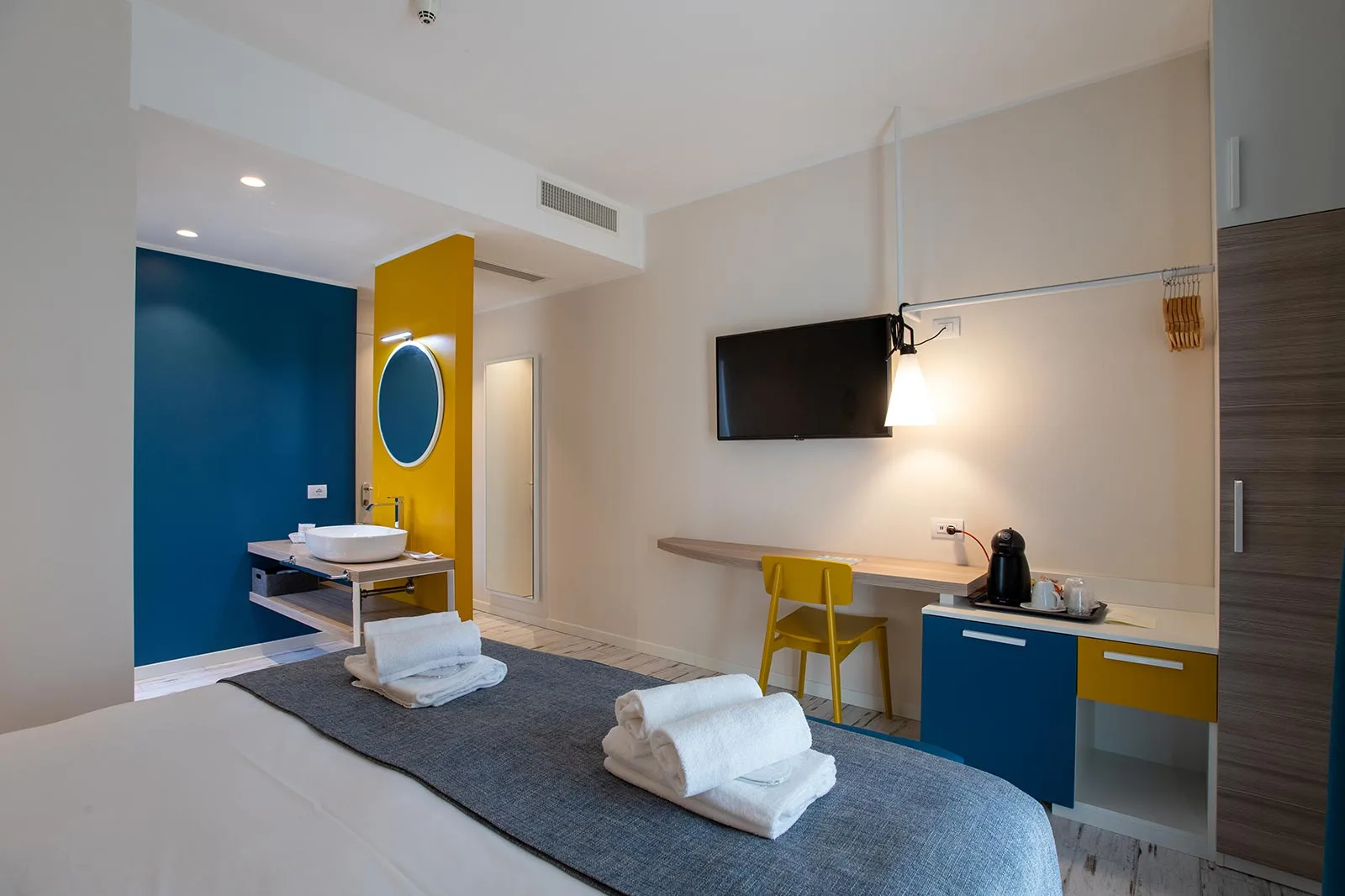 arredamento hotel stile marino fronte letto colore