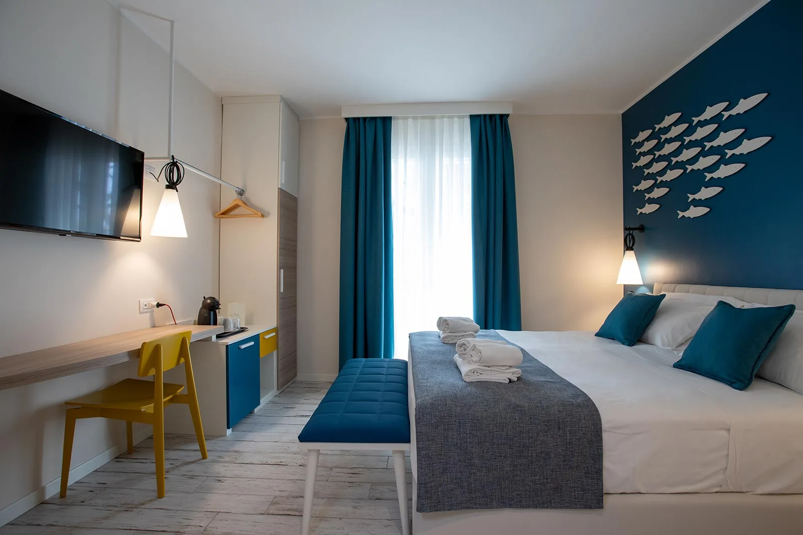 arredamento hotel stile marino vista generale camera