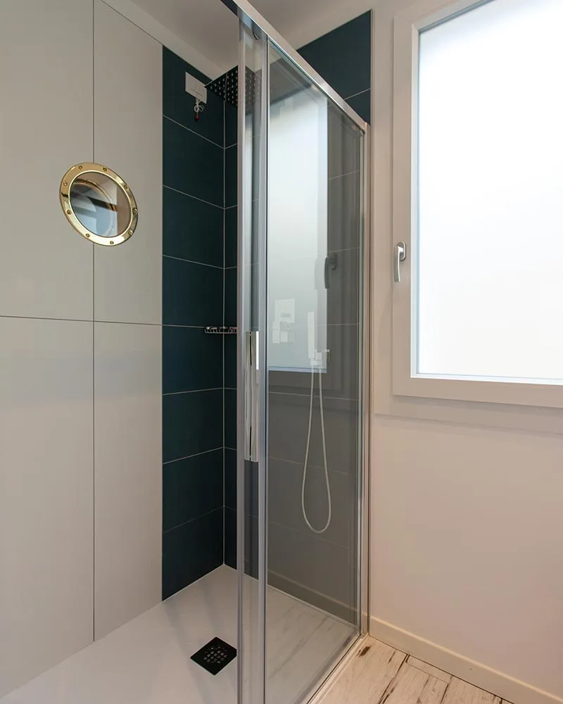 arredamento hotel stile marino rivestimento bagno oblò