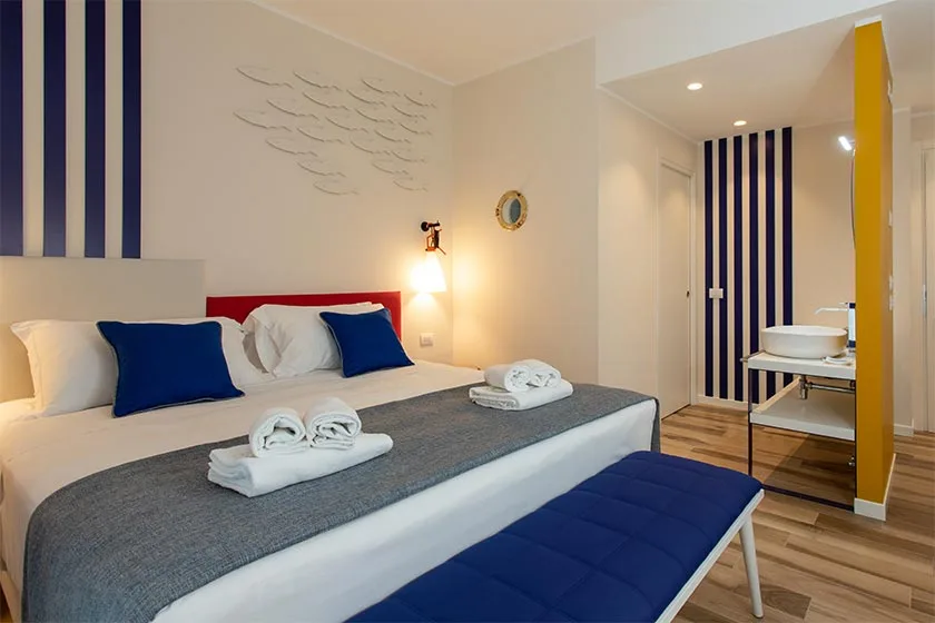 arredamento hotel stile marino righe verticali colore