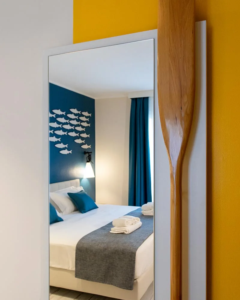 arredamento hotel stile marino dettaglio remo specchio