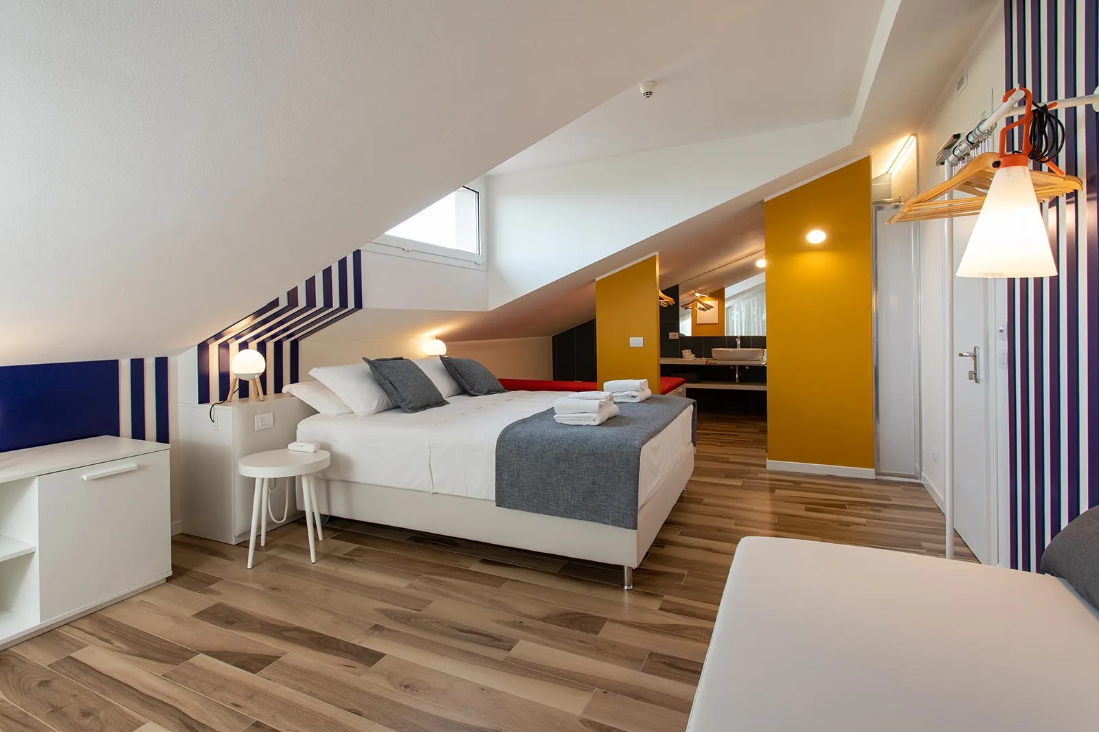 arredamento hotel stile marino righe verticali mansarda