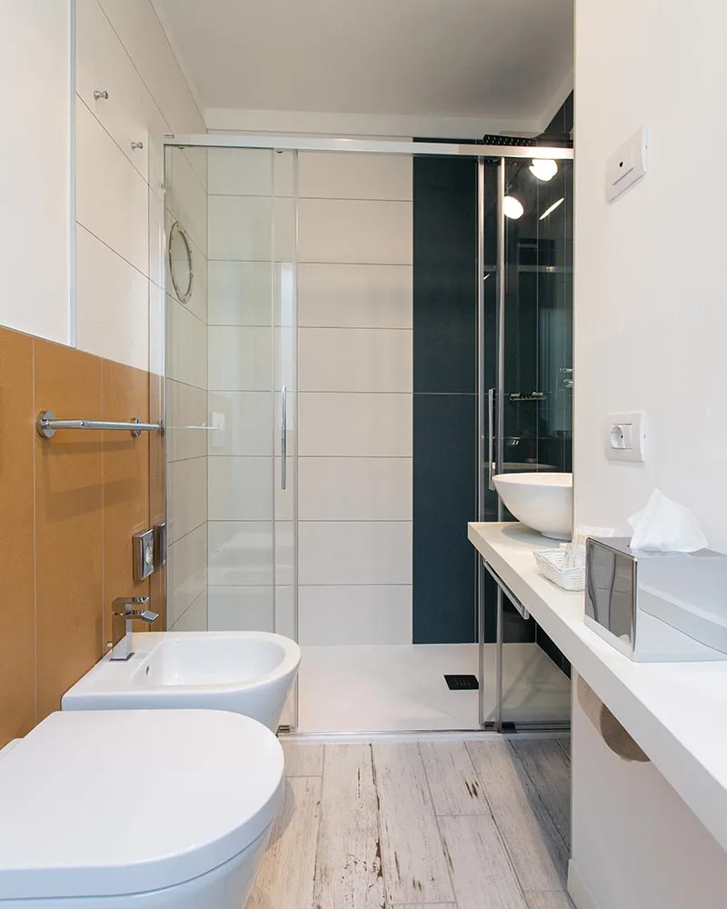 arredamento hotel stile marino rivestimento bagno