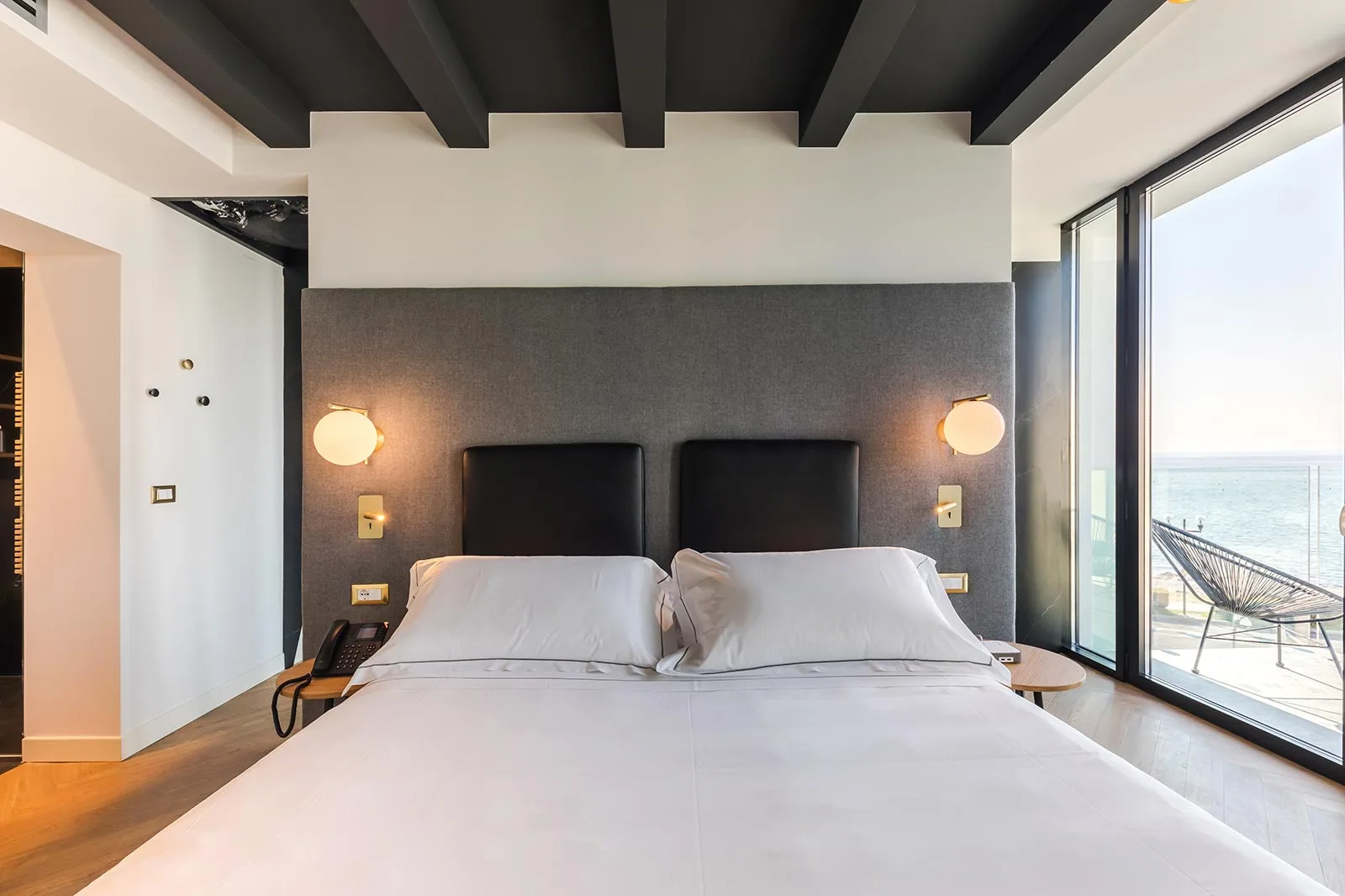 realizzazione management boutique hotel lago minimal arredo testata letto