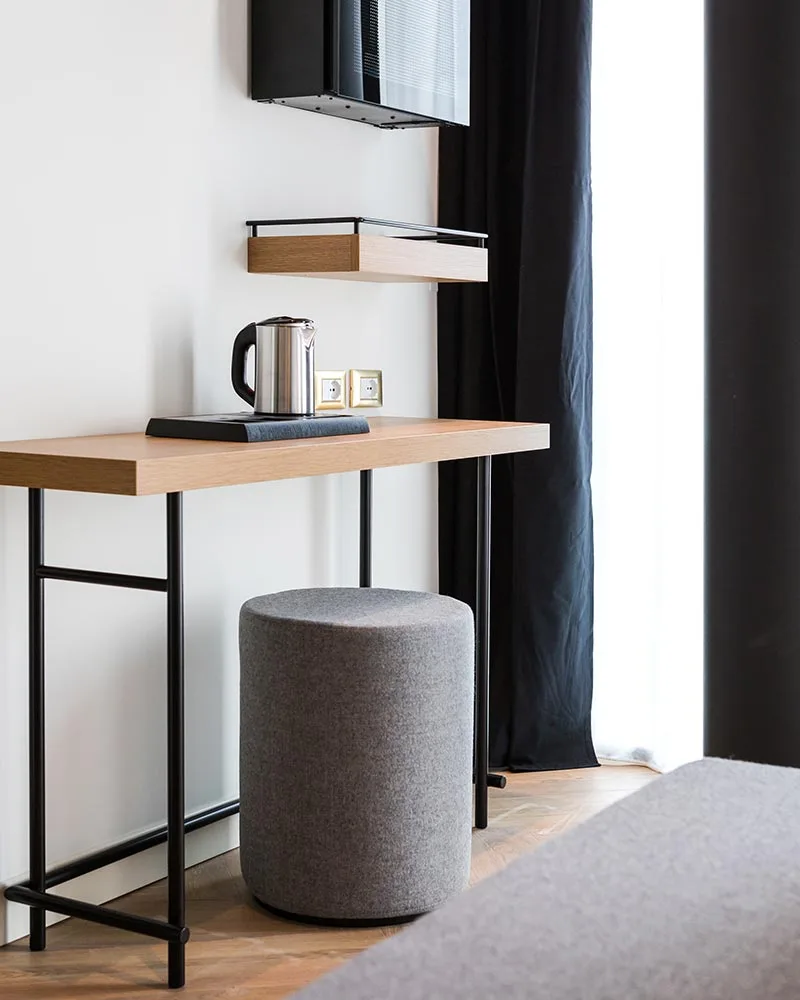 realizzazione management boutique hotel lago minimal dettaglio scrittoio