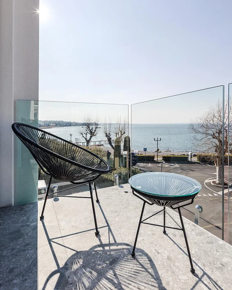 realizzazione management boutique hotel lago minimal balcone esterno