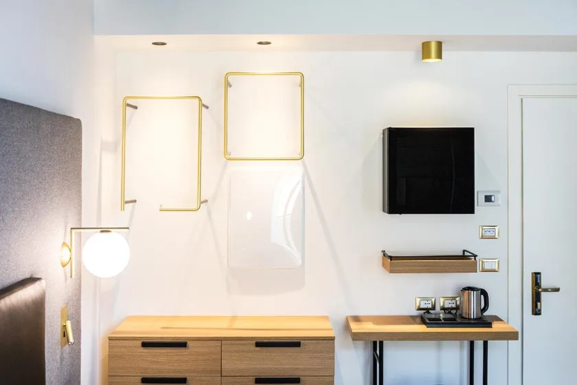 realizzazione management boutique hotel lago minimal dettaglio appenderia