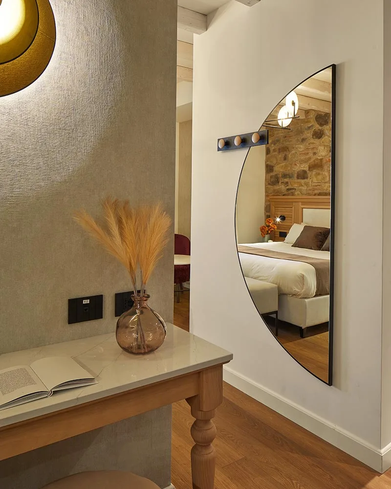 arredamento hotel rustico moderno specchio semicerchio