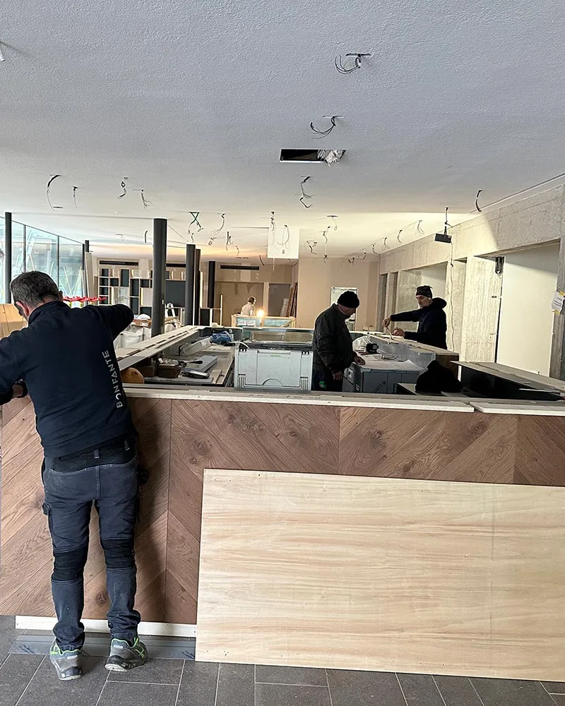ristrutturazione hotel montaggio arredi banco bar
