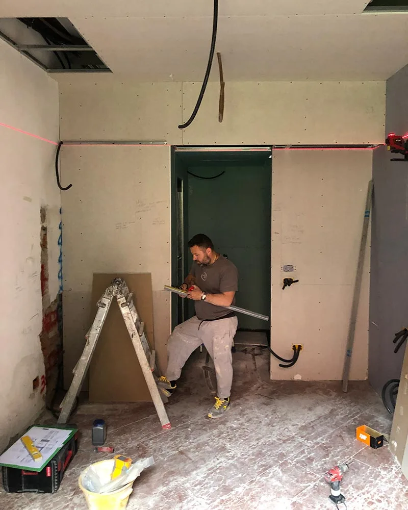 camera ristrutturazione completa hotel moderno montaggio arredi