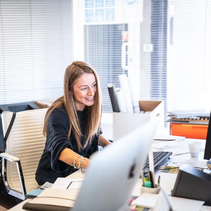 un interior designer progetta l'arredo delle camere di un hotel