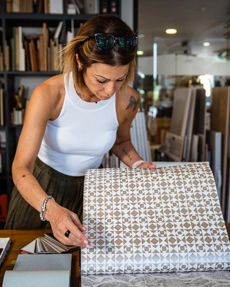 Una Interior Design sceglie la carta da parati per le pareti di un progetto hotel contract