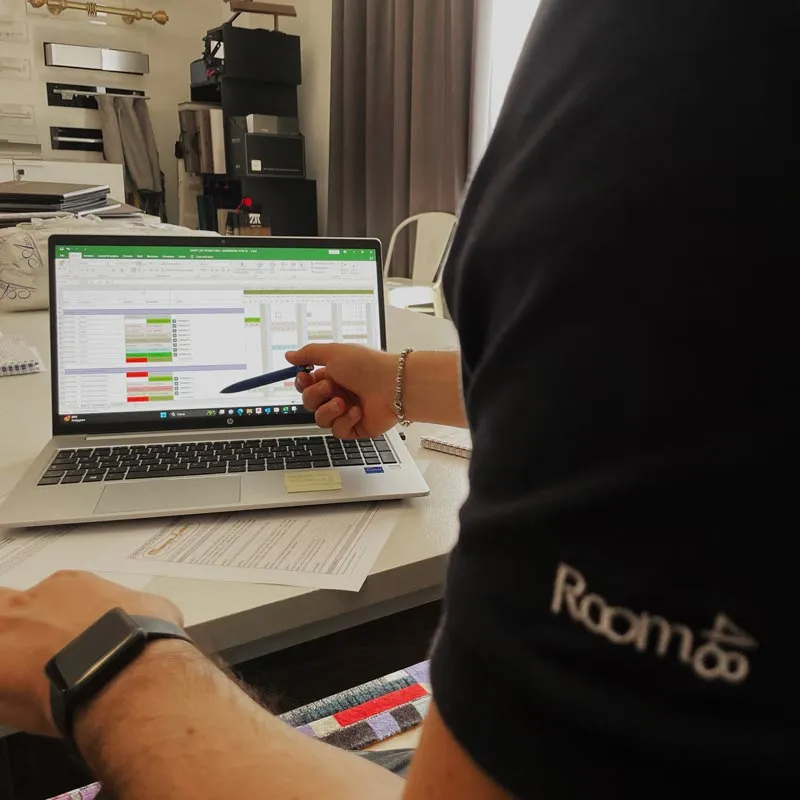 Un project manager del team Bonfante controlla le finiture dell'arredo contract realizzato
