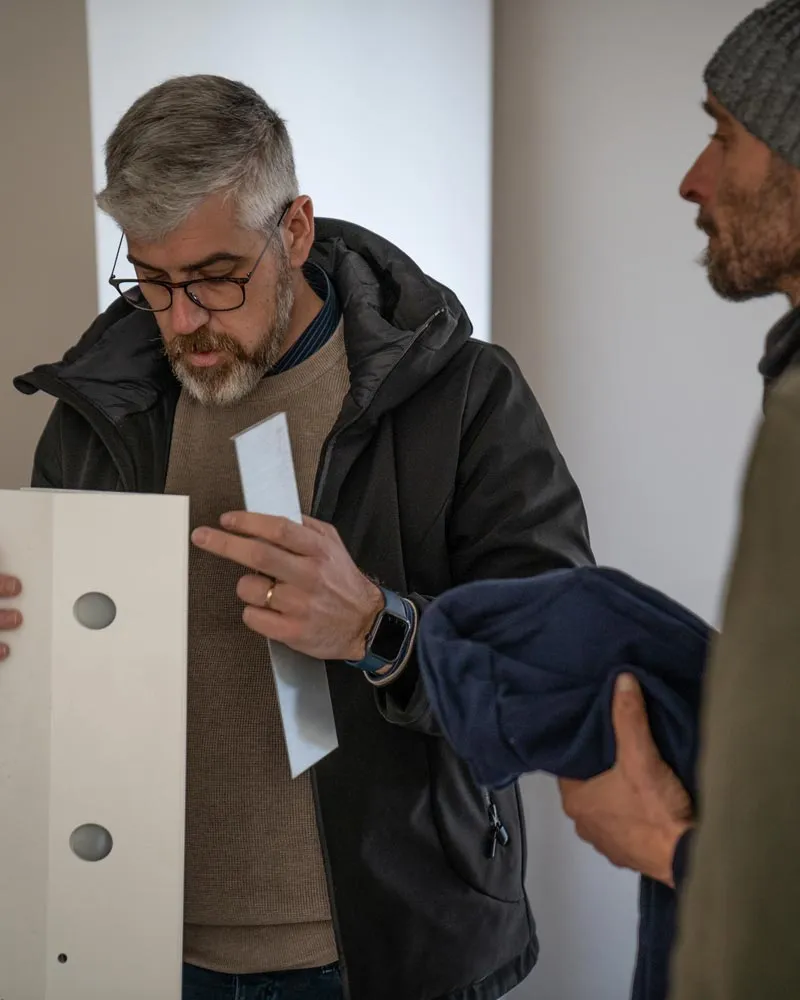 Un project manager dedicato verifica a computer l'andamento del progetto contract