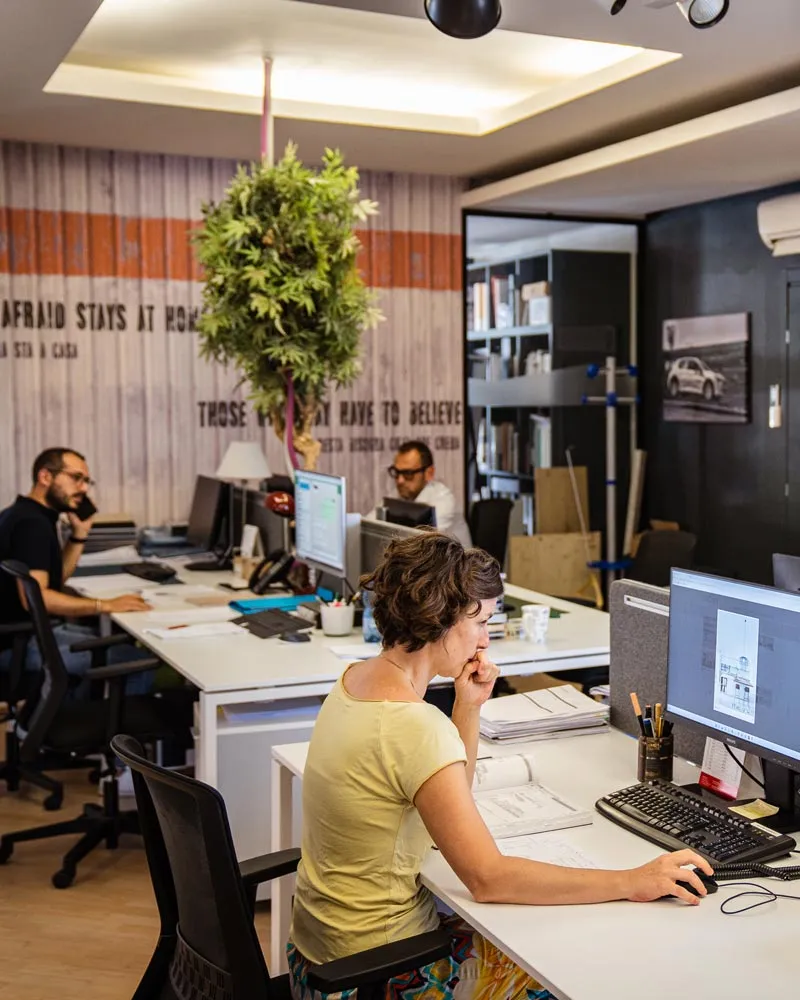 Il team di project manager di Bonfante Interior Contractor in ufficio