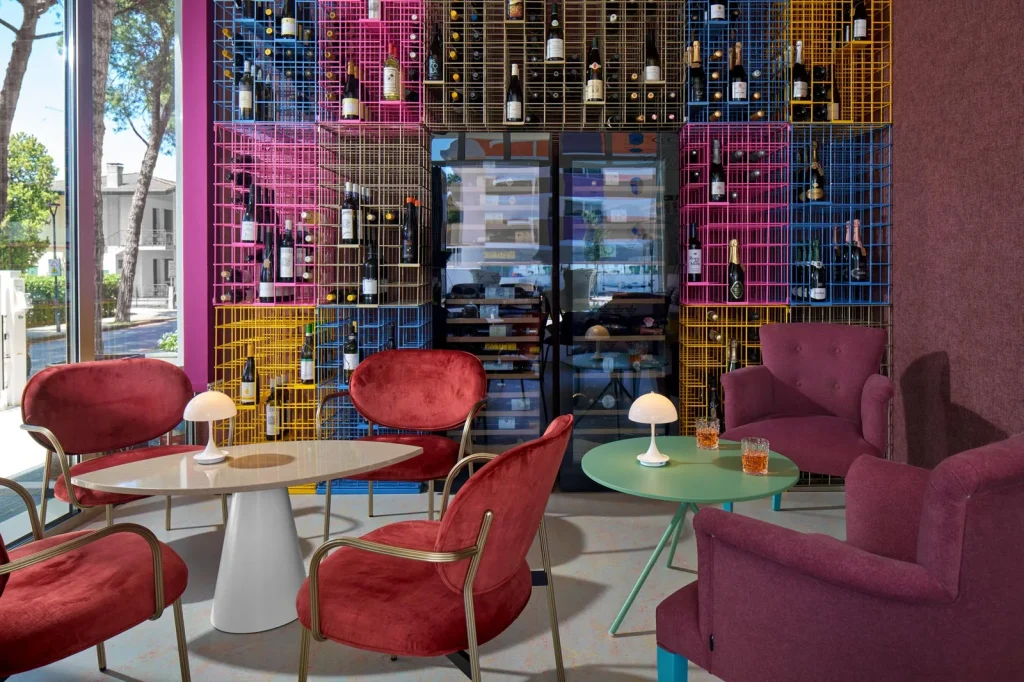 Arredamento moderno e colorato di un wine bar a Bibione