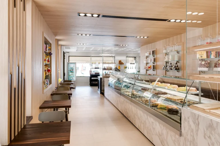 Arredamento della pasticceria Adami