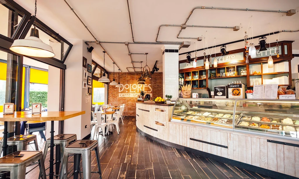 Arredamento di una pasticceria, dove risalta il bancone